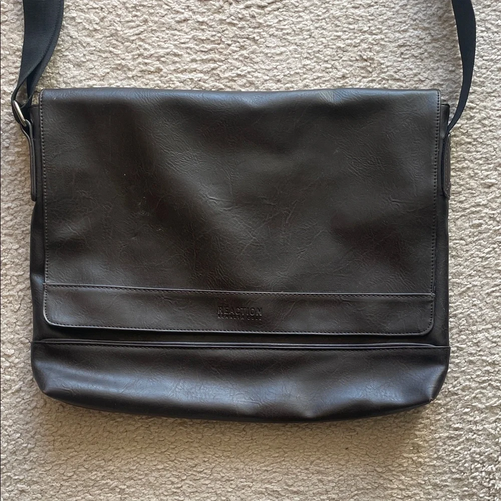 Kenneth Cole Reaction Black Messenger Bag - Picture 2 of 9